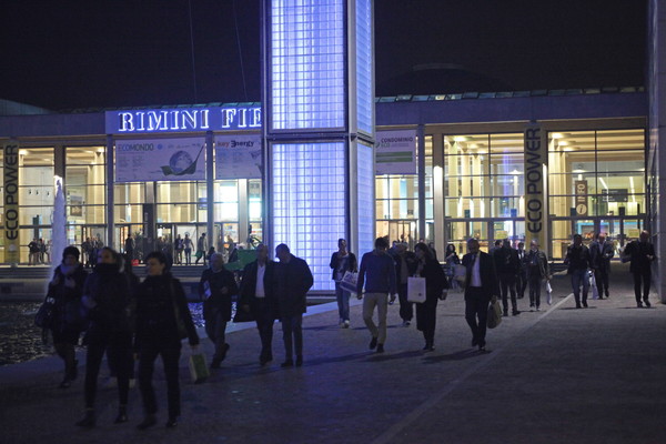 Persone entrano a Fiera di Rimini